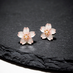 小さな桜のピアス
