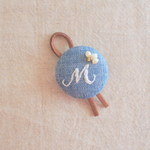 122 イニシャル刺繍のブローチ