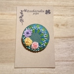 くるみボタン  薔薇の刺繍ブローチ