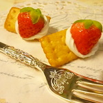 *New*ビスケットといちごのブローチ*ピン長さ2センチ*