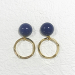 ブルーアクリルとゴールドリングピアス