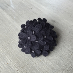 フェルトと刺繍糸のふっくらお花ブローチ・ブラック