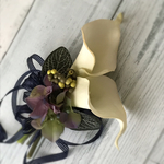 ホワイトカラーのシンプルコサージュ