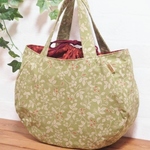 sale!! 2,600円→2,000円  和柄の丸型バッグ　木の実柄　グリーン