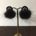 ファー付きビーズ刺繍ピアス（ブラック）☆