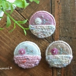 毛糸がアクセントのフェルトブローチ ＊一輪の花＊