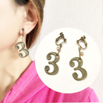 《再販》数字の『３』（左右共）♡クリスタルを添えて。【イヤリングorピアス】