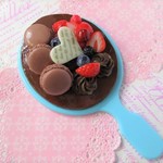 ベリーとマカロンのチョコレートケーキ風ミラー