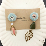 一輪挿し/水色（刺繍とビーズのピアス/イヤリング）