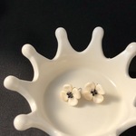 【beige×black】チェコガラスの小花ピアス