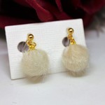 ファーボールのノンホールピアス(樹脂イヤリング) クリーム(80)