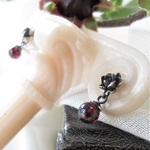 深紅の小バラ・・・シルバーピアス