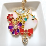 ベンガルにゃんこのキーホルダー・ハンドメイド・レジン・チャーム・ヒョウ柄・ねこ・お花
