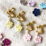 かぎ針編みの小さなお花のイヤリング