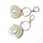 ベージュフラワーとパールのピアス/イヤリング