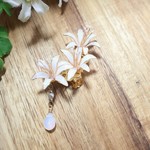 ネリネ（白）と雫のイヤーカフ