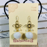 白いファー付きモコモコピアス
