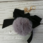 Classy Lady Ribbon ふわふわファーとブラックサテンリボンのバッグチャーム