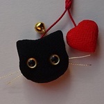 ちりめん根付け　ねこ  (黒猫&ハート) 