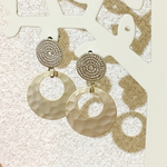 シルバーとシャンパンゴールドのピアス
