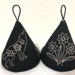 ☆北欧  刺繍生地の三角鍋つかみ  ルクルーゼやストウブに！