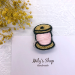  糸巻き 刺繍ブローチ（Pearl Pink）