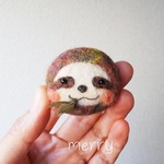 丸顔の食いしん坊なナマケモノブローチ