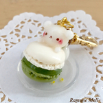 白玉みたいなしろくまさんの抹茶&バニラマカロンキーホルダー