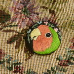 刺繍　コザクラインコ（お食事中）　ブローチ　くるみボタン　鳥