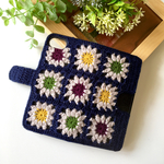 【受注製作】お花モチーフニットの手帳型スマホケース（ネイビー）