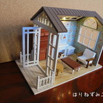 茶色の屋根の部屋★LEDと電池付き、暖炉と薪と椅子と固定家具付き、小物なし。クリスマスなどに光るミニチュアをいかが★1/12・1/24・ドールハウス・ジオラマ・インテリア・ライト