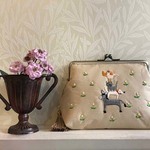 「ブレーメンの音楽隊　森の野の花の中」の刺繍がま口ポーチ ベージュ