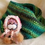希望ちゃん まんまるブローチ on スヌード Green