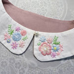 〈手刺繍〉色とりどりの花のつけ襟