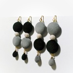 Gray & Green　雫が落ちるフロッキービーズのイヤリング