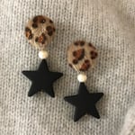 レオパード柄のハラコとコットンパール、マットブラックピアス