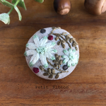 白いお花と木の実の刺繍ヘアゴム  