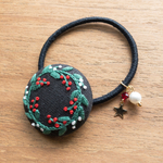 クリスマスリースの手刺繍ブローチ・ヘアゴム（黒地）