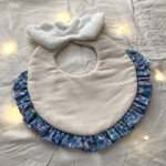 天使の羽スタイ☆小花柄ブルー(お名前刺繍代込み)