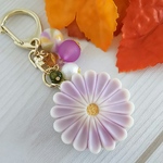 菊の花の練り切りと飴玉のキーホルダー