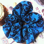 青と黒でクラシカルな古布のシュシュ