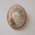  ❁白いお花とミモザ刺繍の木枠ブローチ❁
