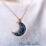 青い月のレジンネックレス