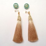 シンプルなくすみグリーンと小花の大人可愛いレジン＋大ぶりロングなタッセルの2wayピアス・イヤリング         