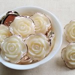 25mm　薔薇のボタン　パールホワイト　１０個　P460