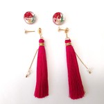 大人可愛いシンプルな赤いかすみ草の花束レジン＋天然石クラッククォーツと赤いタッセルの2wayピアス・イヤリング