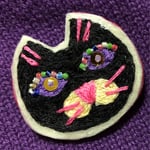 お洒落な猫の刺繍ブローチ