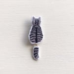 ゆらゆらしっぽ猫刺繍ブローチ【サバトラ】