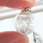 ＊冬の新作＊スノードーム風の雪の結晶のガラスドームのキーホルダー