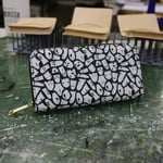 10月31日の長財布、1日1作。本日はハロウィンゴーストの牛革のお財布(1日1作は限定1本で再販なしとなります。)ラウンドファスナー長財布　革